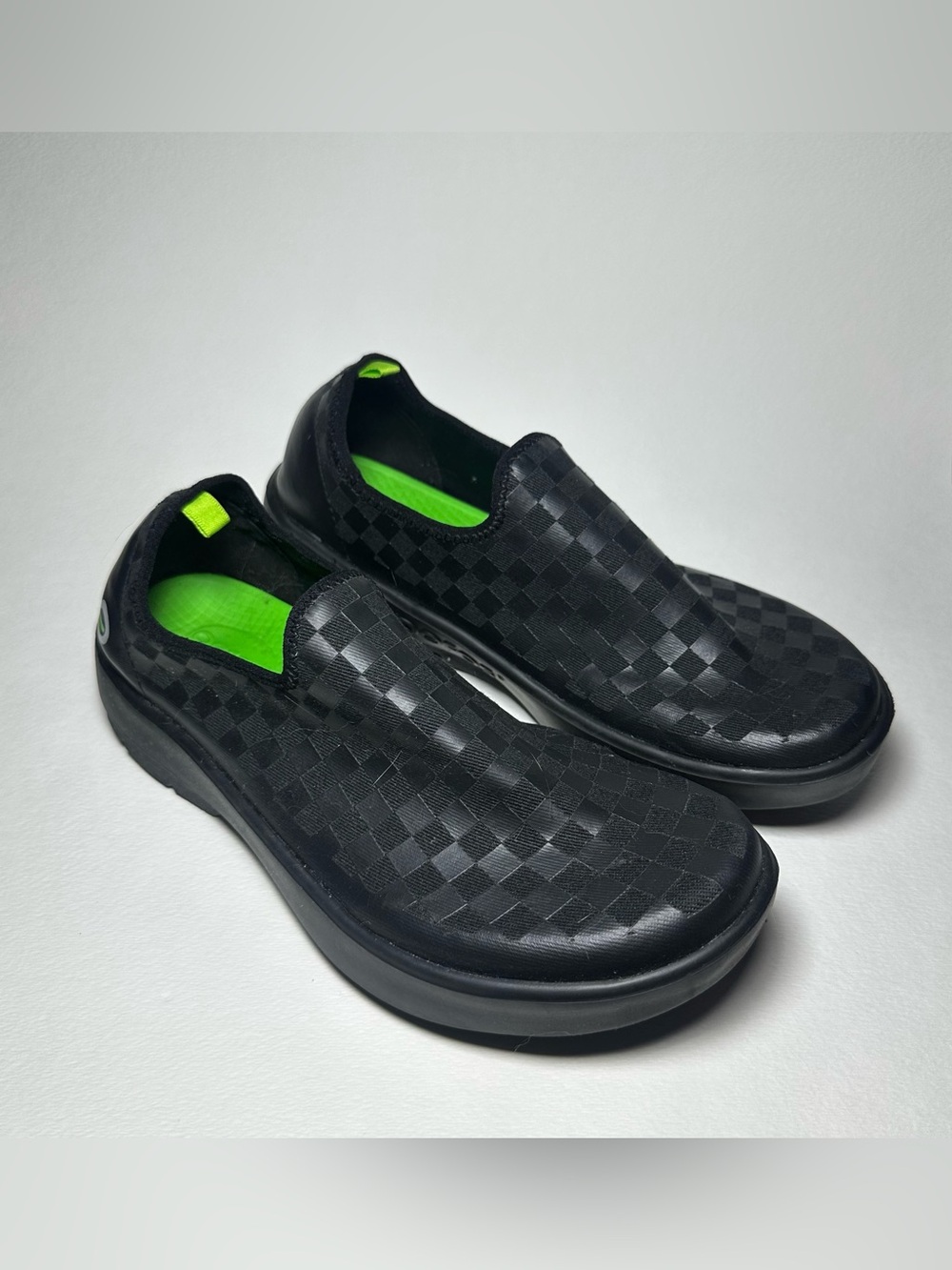 OOFOS OOmg Low EEZEE Black Checkered Recovery Shoes Womens 8 Slip On